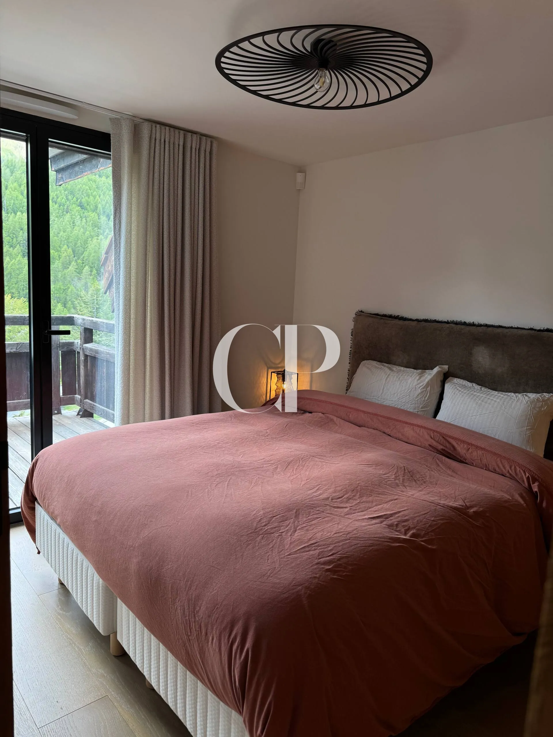 Une chambre de l’appartement, ouverte sur les pistes