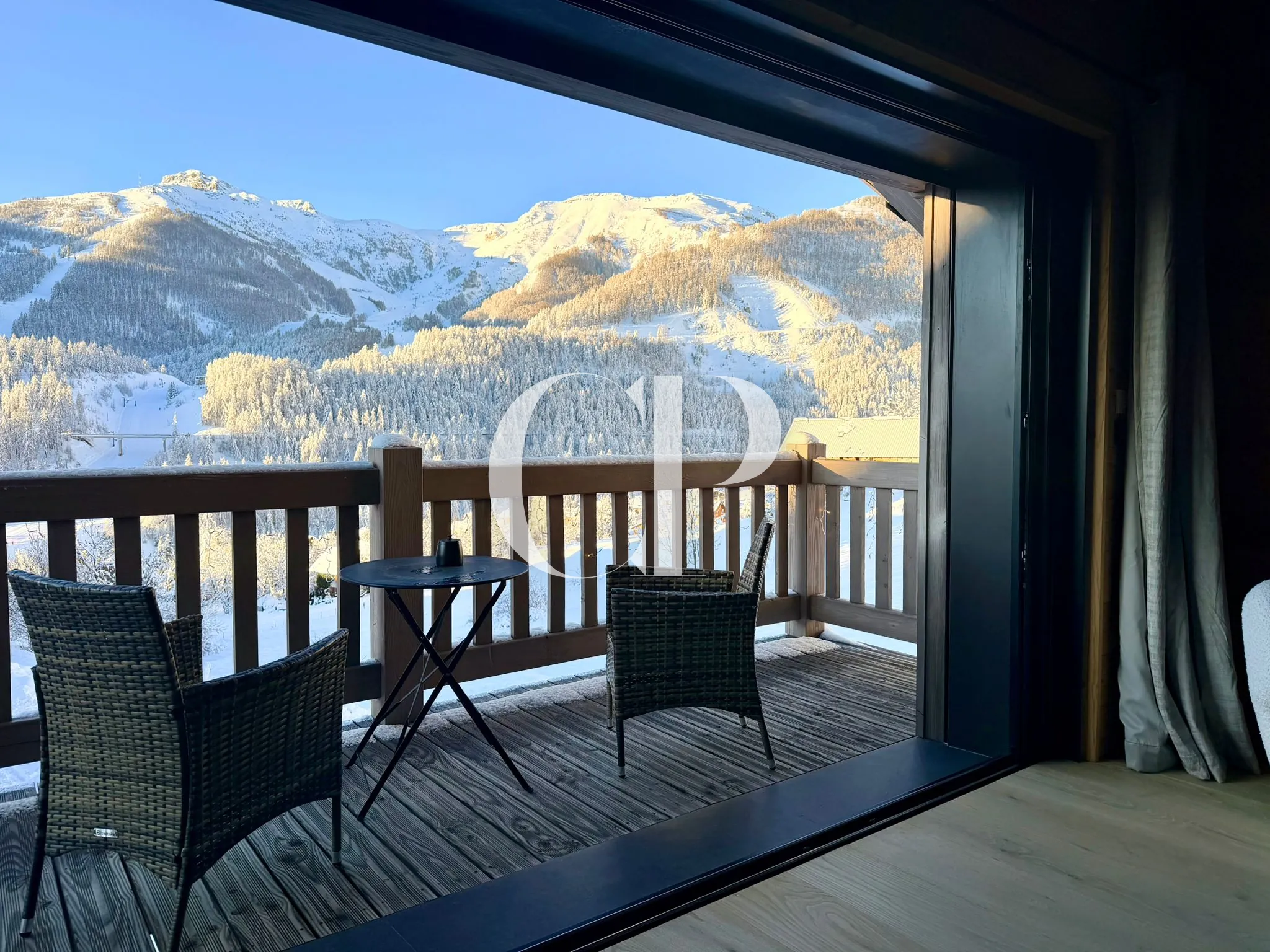 Chalet Ouest à Auron : le balcon ouvert sur le domaine skiable au petit matin